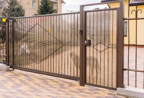 Купить ворота из профлиста с элементами ковки, с металлическими столбами в рамке или под дерево в Кушве от 153300 руб