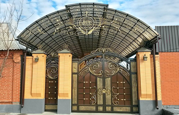 Купить или заказать ворота для дома с навесом - стильные и надежные решения для вашего участка в Кушве от 41545 руб | ВоротМастер-Кшв